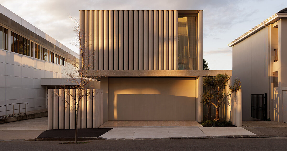 FGR architects wraps australian home in rhythmic ‘concrete curtain’